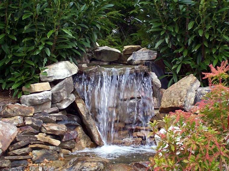 rocalla fuente cascada piedras jardin