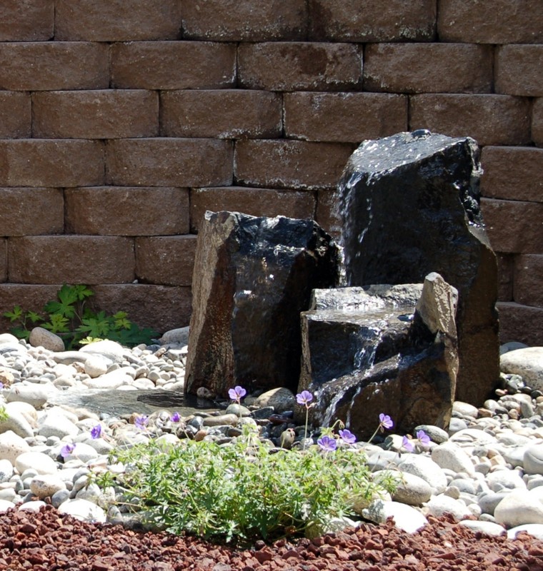 rocas negras piedras fuente blancas