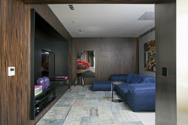 salón con revestimiento de madera y sofá azul salon revestimiento madera sofa azul