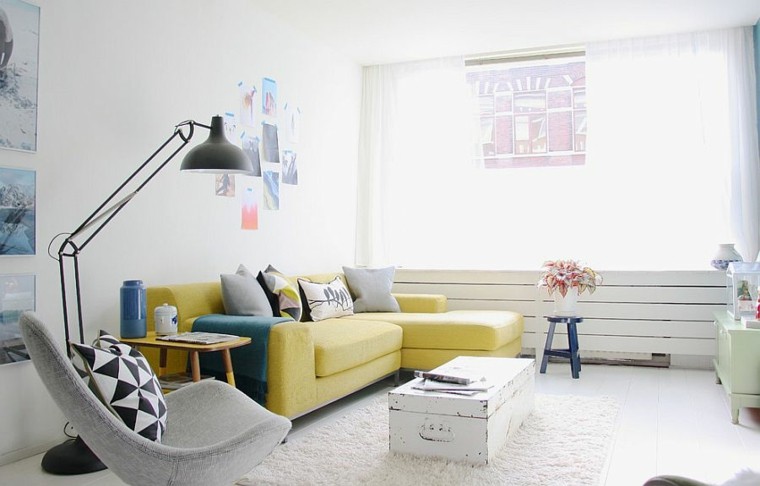 sofá de amarillo vibrante en el salón con diseño escandinavo salones de diseño escandinavo sofa amarilla ideas