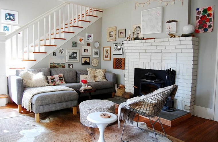chimenea con baldosas blancas en el salón con diseño escandinavo salones de diseño escandinavo sofa taburete precioso ideas