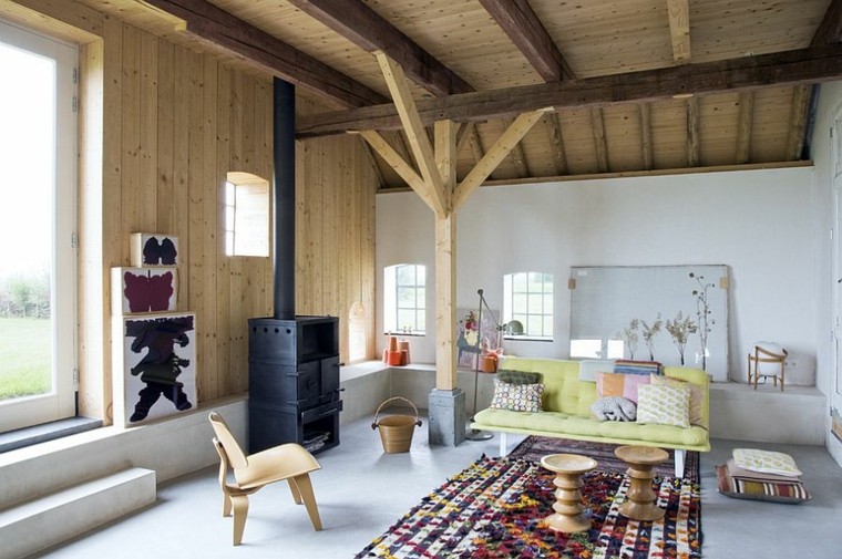 taburetes de madera en el salón con diseño escandinavo salones de diseño escandinavo sofa verde ideas