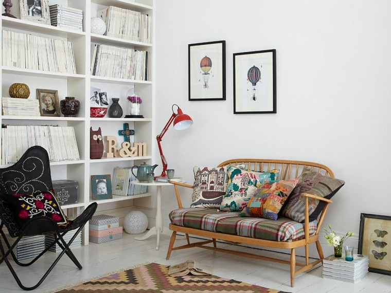 estantería grande blanca en el salón con diseño escandinavo salones diseno escandinavo estanterias libros ideas