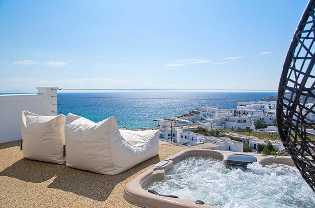 sillones blancos puff terraza soleada