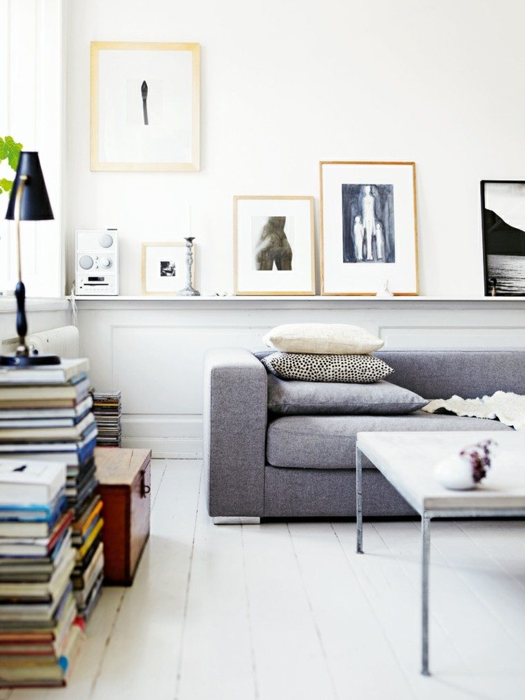 sofa gris cuadros decorativos pared mesa blanca ideas