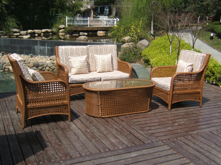 jardín con muebles de mimbre y suelo de madera sofa sillones patio suelo madera ideas