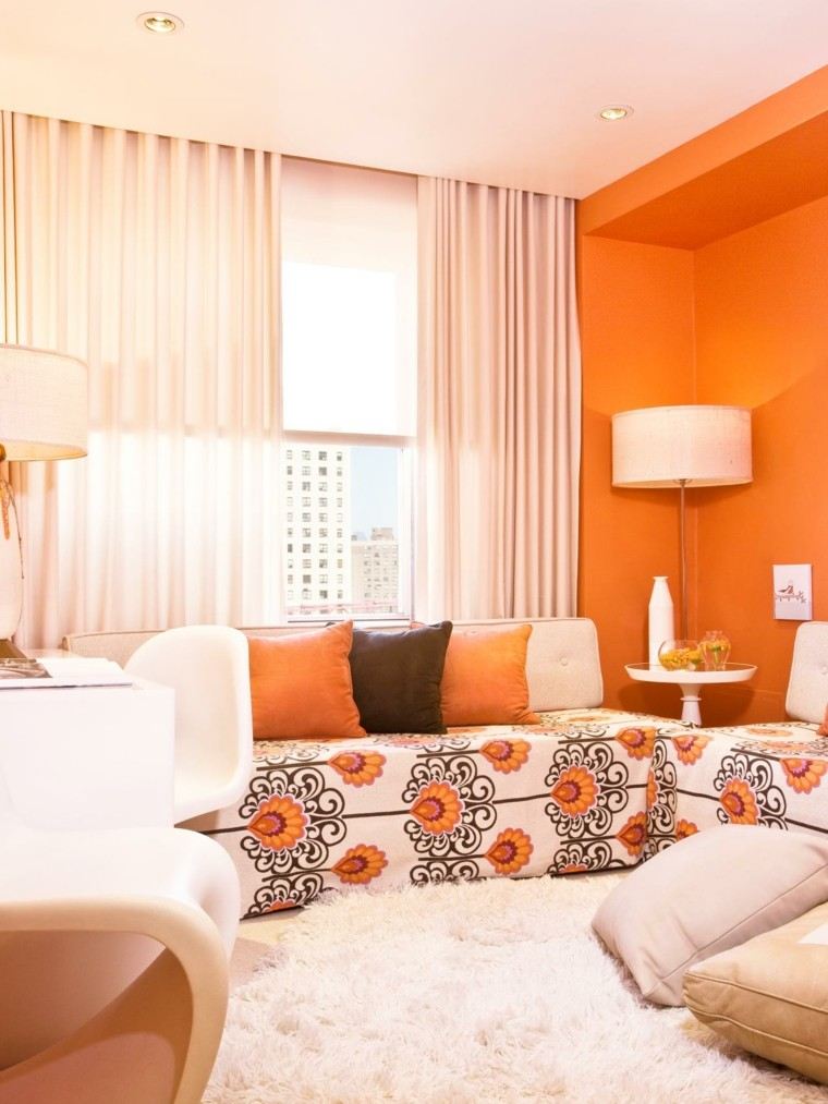 sofa tapizado interesante pared naranja mesita blanca ideas