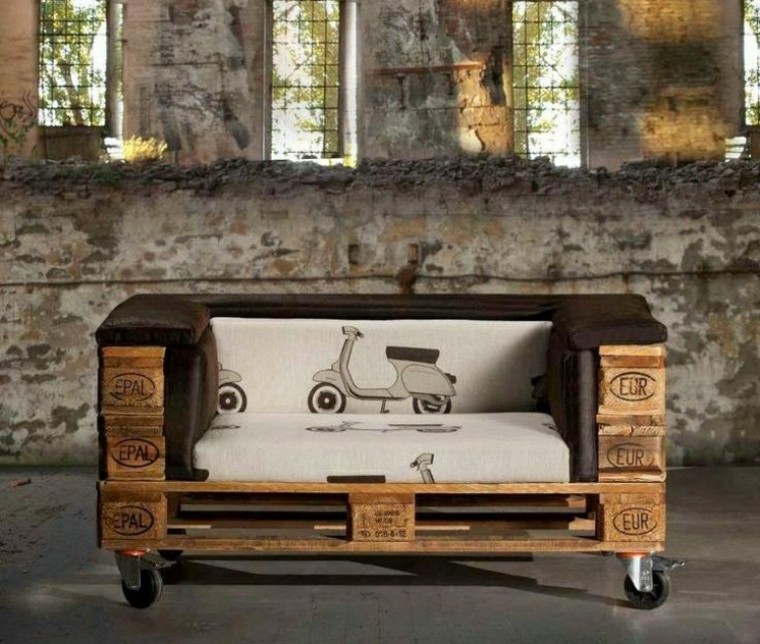 Sofas baratos hechos con palés, prácticos y funcionales.