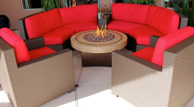 lugar de fuego en el jardín con muebles de mimbre sofas jardín lugar fuego muebles exterior ideas