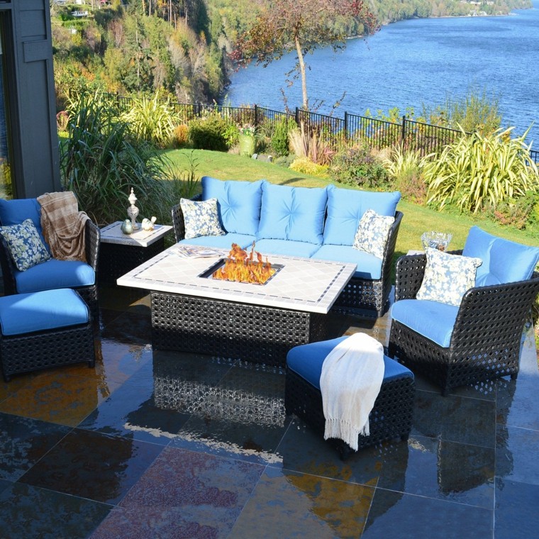 lugar de fuego rodeado por muebles cómodos sofas jardin vista preciosa lugar fuego ideas