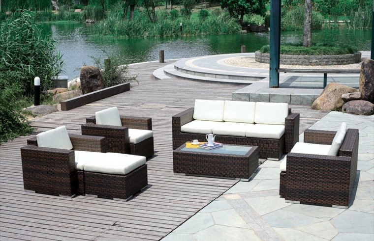 suelo de madera y muebles de mimbre en el jardín sofas rattan perfectos espacios exteriores ideas