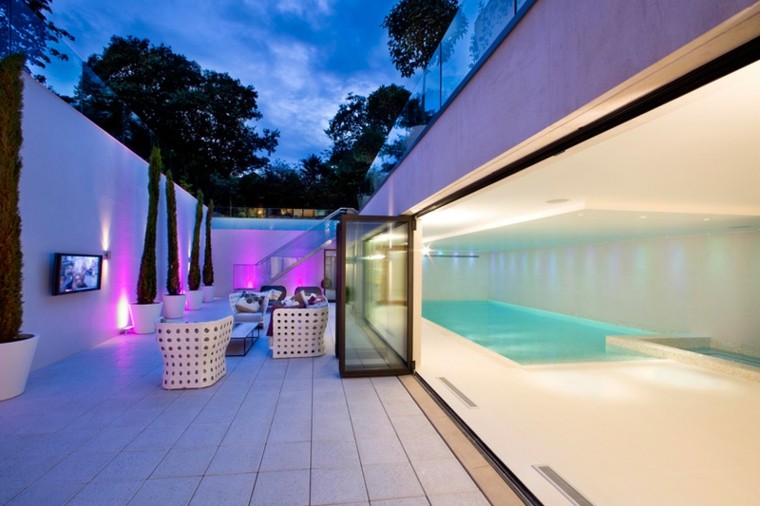 terraza blanca estilo futurista moderno