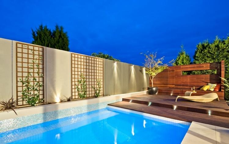 terraza madera piscina atardecer muro