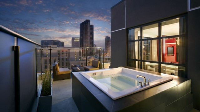 terraza moderna bañera jacuzzi cuadrado
