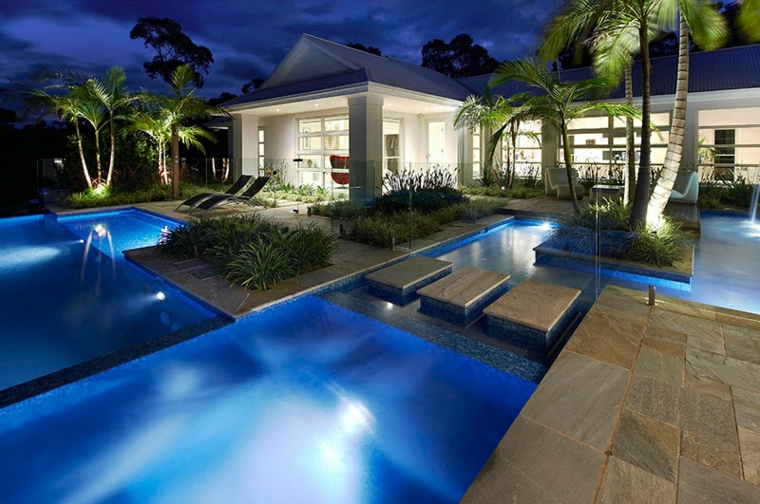 varias piscinas diseño jardin moderno