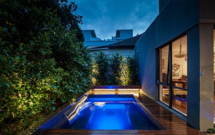 vista noche piscina fuente casa
