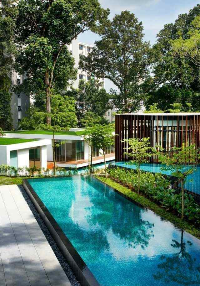 piscina alargada diseño moderno