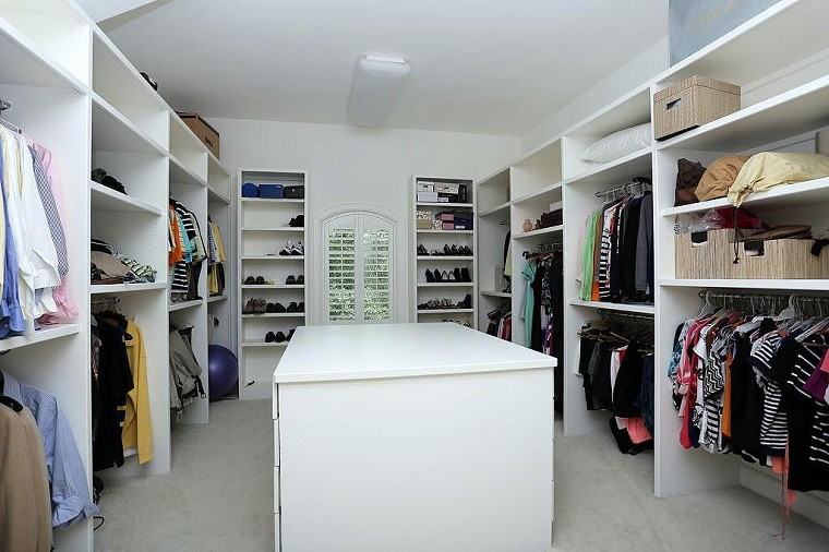 amplio espacio blanco muebles diseño