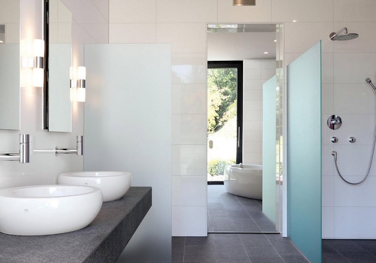 lavabos blancos en el baño minimalista bano diseno minimalista dos lavabos ducha estilo