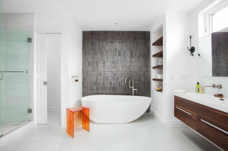 baño moderno al estilo minimalista con bañera y ducha banos estilo minimalista moderno estanterias madera ideas