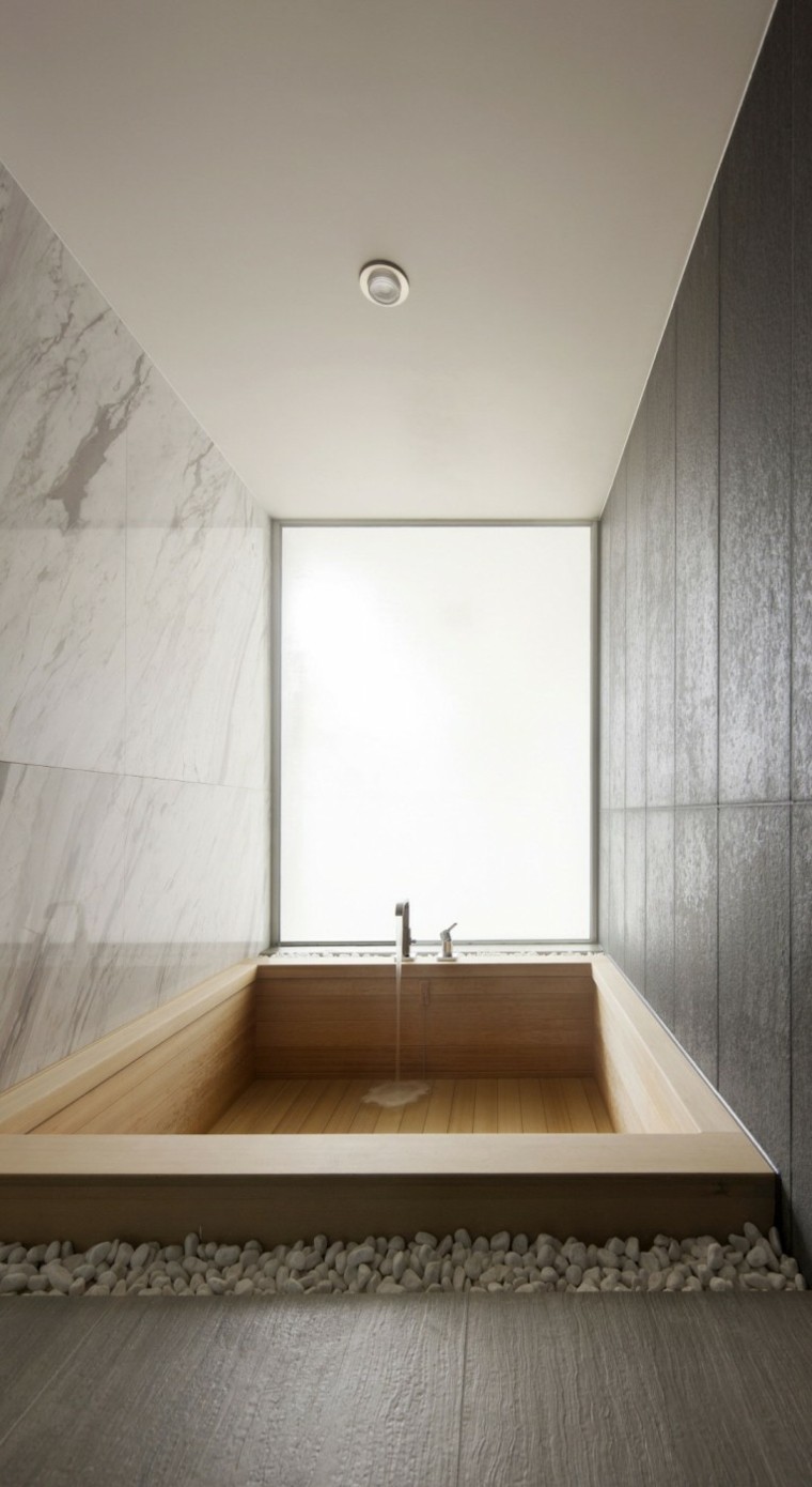 baño moderno al estilo minimalista con baldos pulidos banos estilo minimalista moderno estrecho baldos blancos ideas