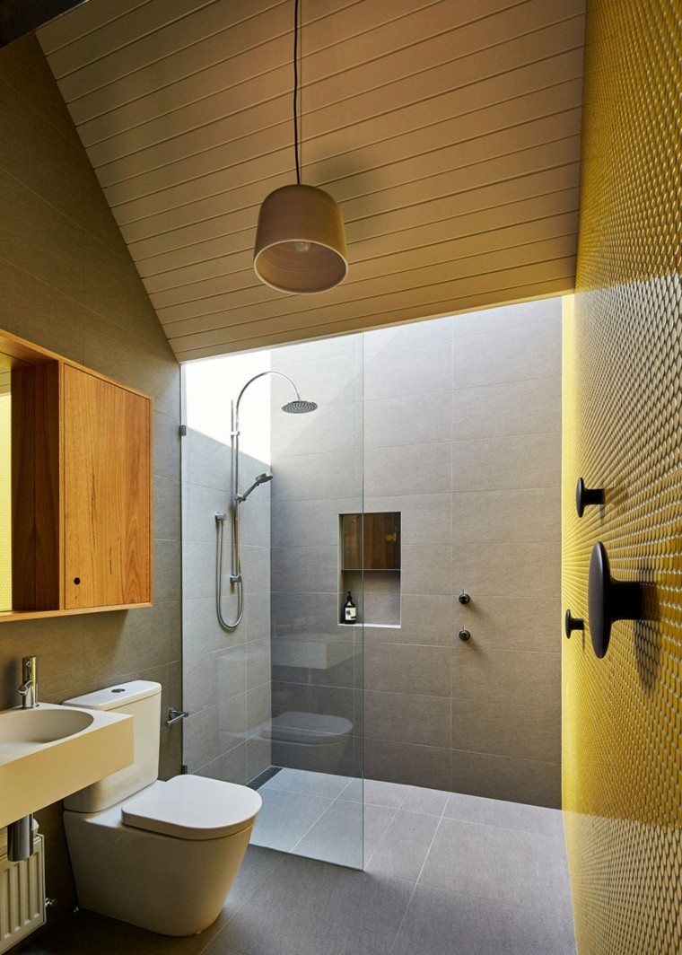 pared amarilla preciosa en el baño moderno al estilo minimalista banos estilo minimalista moderno pared mosaico amarillo ideas