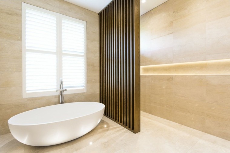 pared separadora de madera en el baño moderno al estilo minimalista banos estilo minimalista moderno pared separadora madera ideas