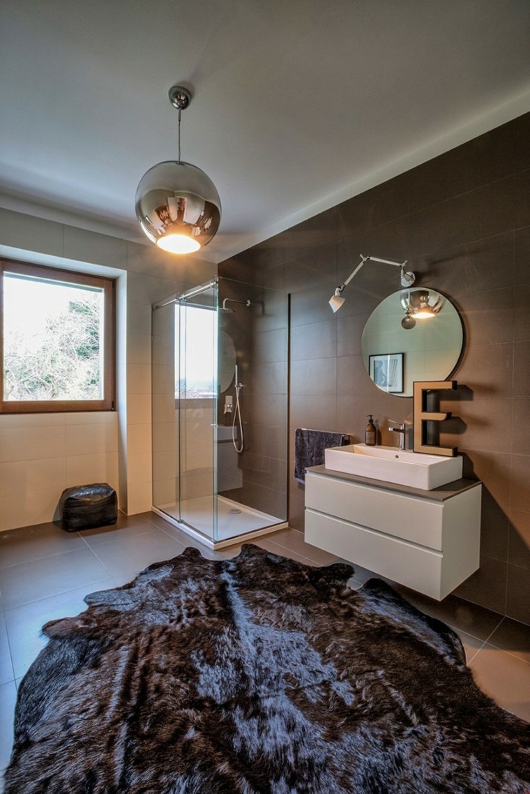 piel de animal en el suelo del baño moderno al estilo minimalista banos estilo minimalista moderno paredes losas marron ideas