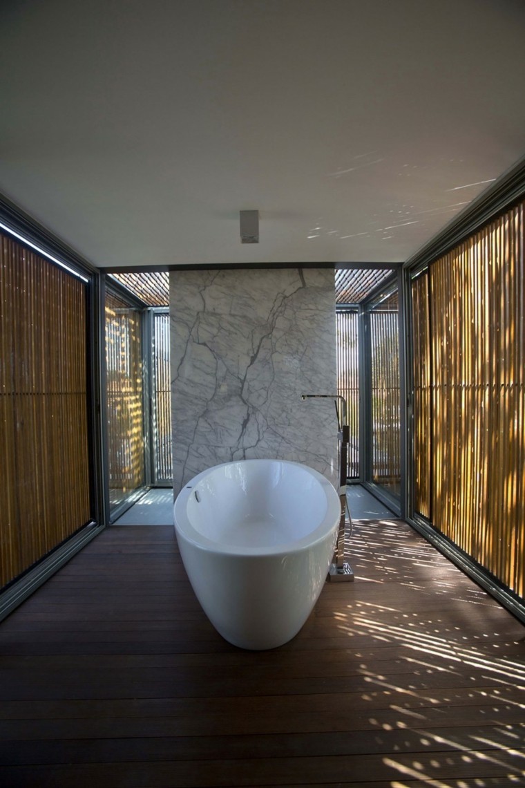 paredes de bambú en el baño moderno al estilo minimalista banos estilo minimalista moderno paredes madera ideas