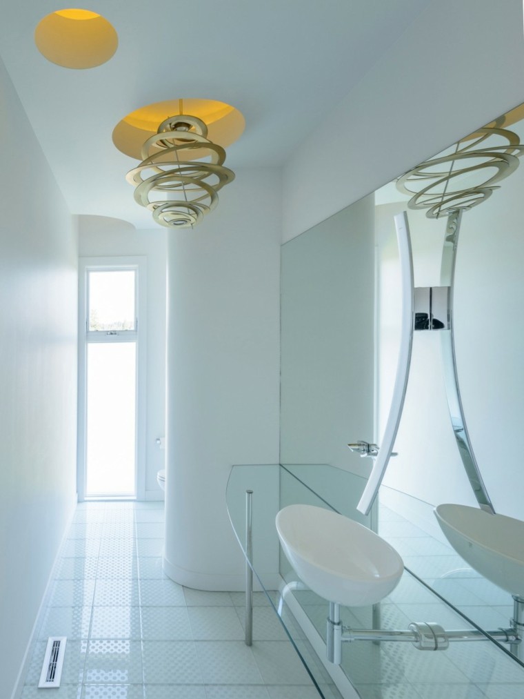 lámpara muy original en el baño moderno al estilo minimalista banos estilo minimalista modernos paredes losas blanca ideas