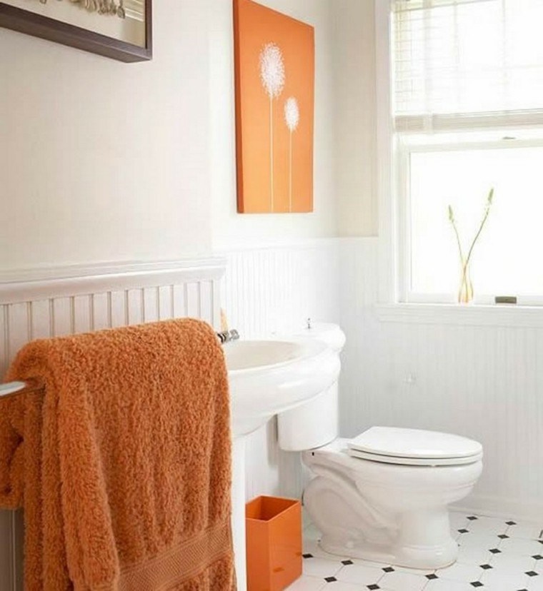 baño blanco elementos color naranja