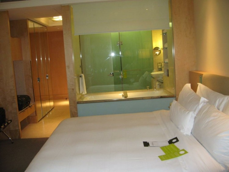 baño color verde dormitorio hotel