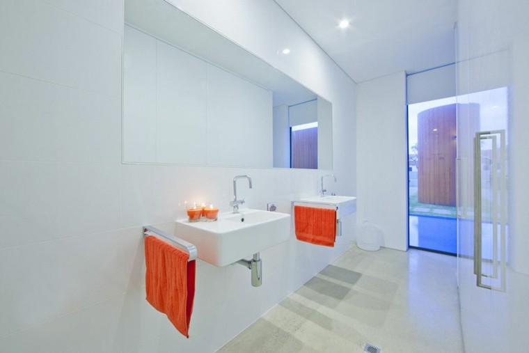 baño blanco toallas naranja