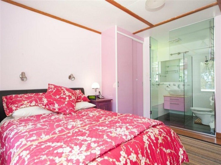 cama rosa cuarto baño cristal