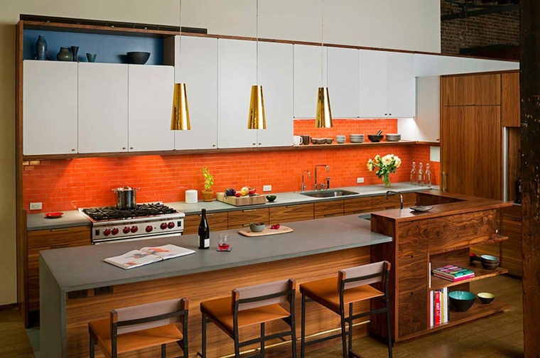 cocina isla loft sillas altas losas naranja ideas