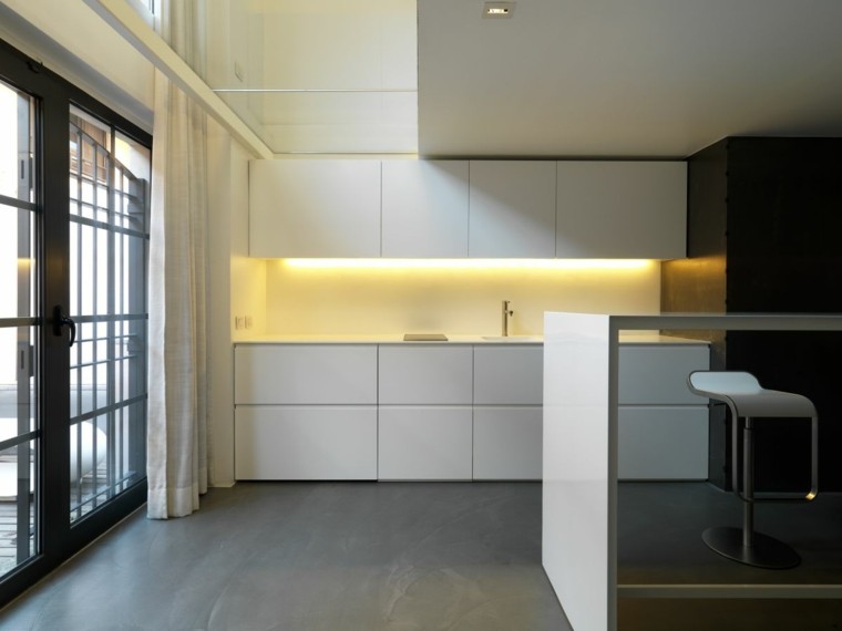 cocina deestilo minimalista con luz amarilla cocina estilo minimalista luz amarilla