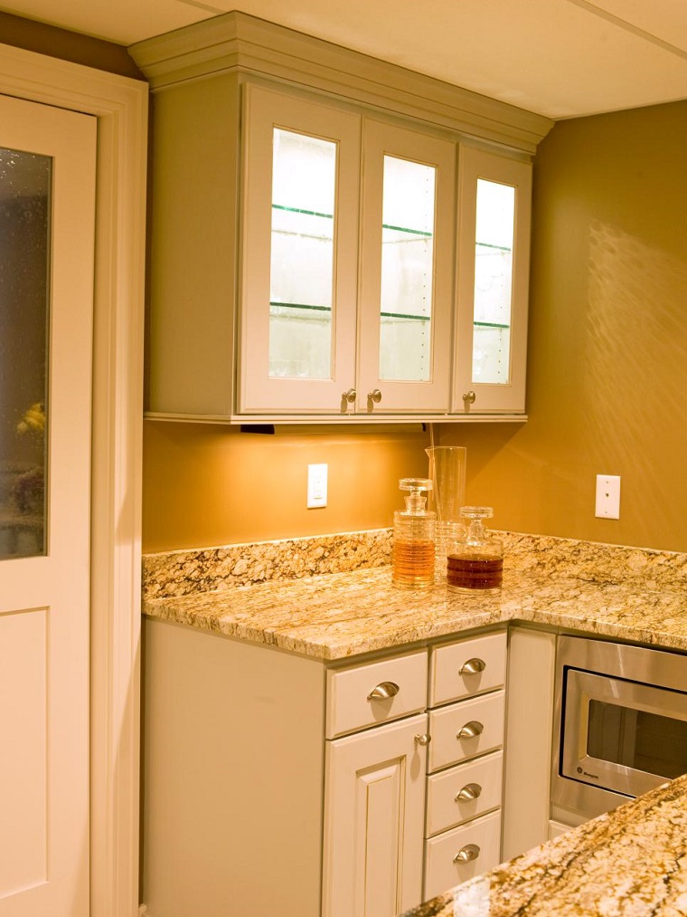 cocinas pequeñas modernas encimera granito pared beige ideas