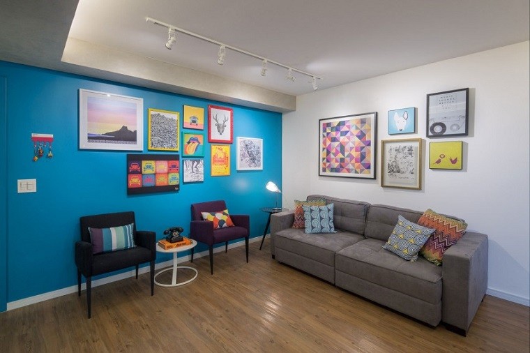 colores calidos salon moderno pared azul sofa ideas