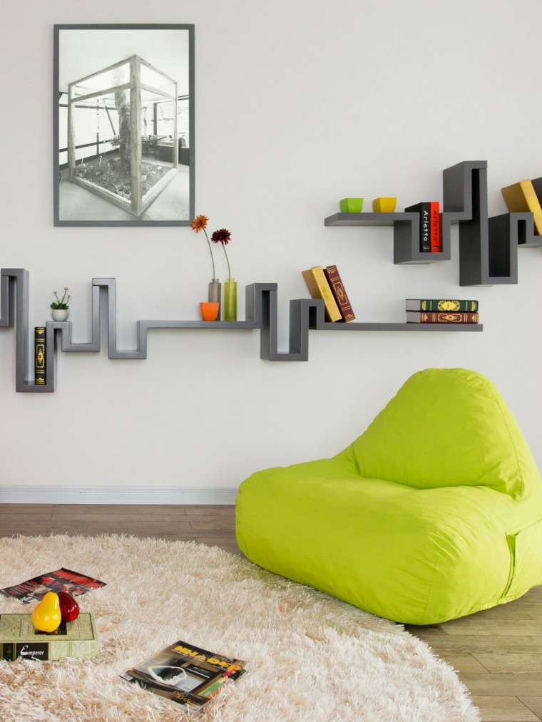 decoración de salones pequeños estanterias originales sillon verde ideas