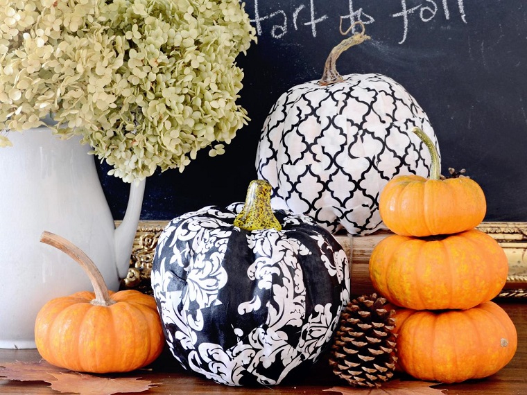 decoración de otoño con calabazas pintadas decoraciones otono calabazas pintadas blanco negro ideas