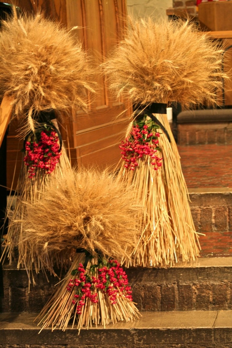paja decorativa para la entrada de casa decoraciones otono entrada casa hierba seca ideas
