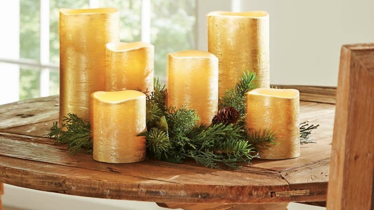 velas decorando la mesa de otoño preciosas decoraciones otono mesa iluminada velas grandes ideas