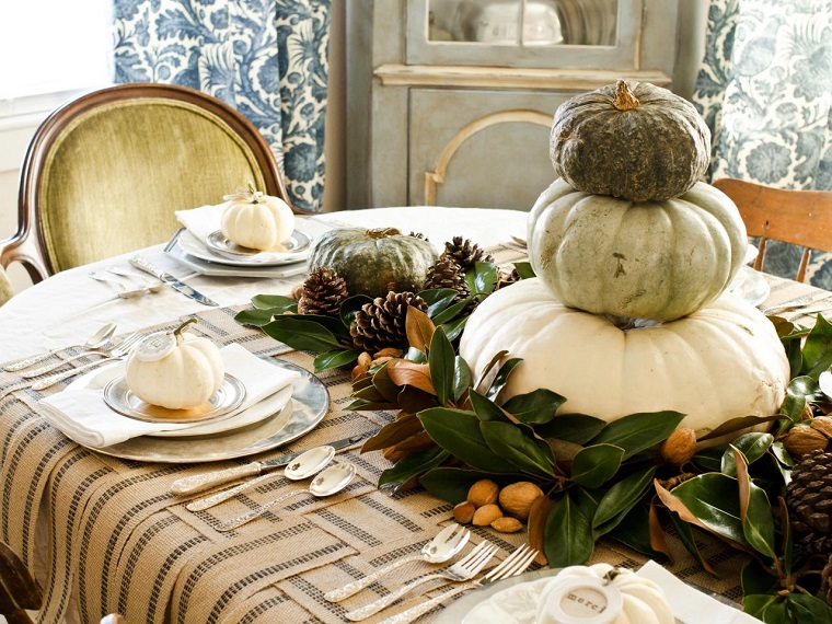 calabazas de distintos tamaños para decorar la mesa decoraciones otono mesa preciosa comidas ideas