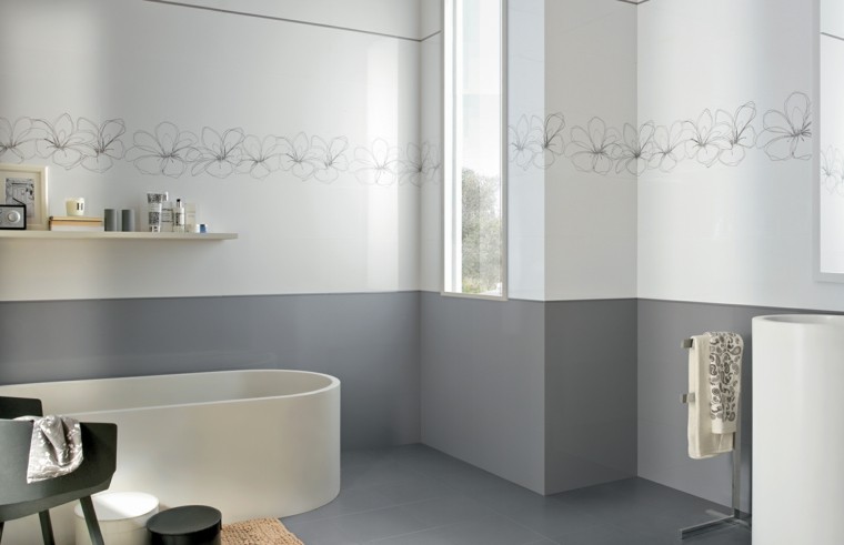 diseño de baños pared medio gris medio blanca flores ideas