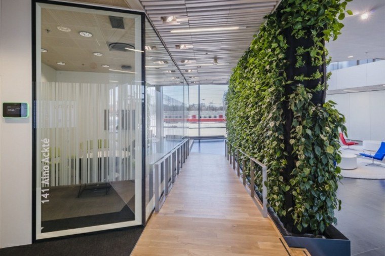 diseño jardines verticales puerta oficina cristales