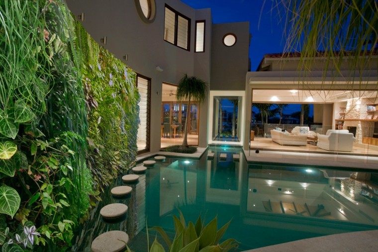 diseño jardines verticales sendero piscina noche