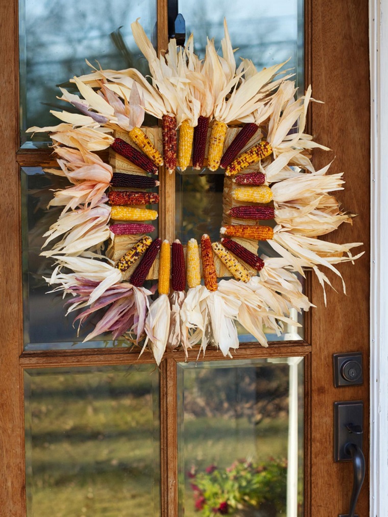 guirnalda de maiz para la puerta de la casa entrada casa decorada otono maiz ideas