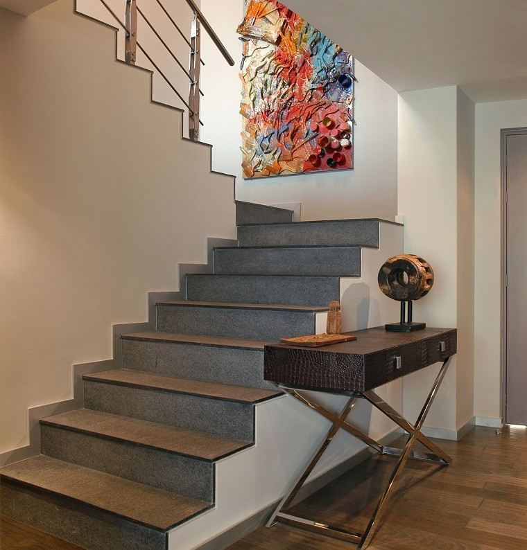 escaleras grises decoradas pintura abstracta
