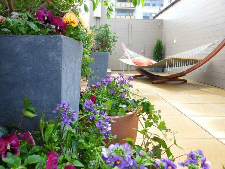 espacio hamaca tejido jardineras flores