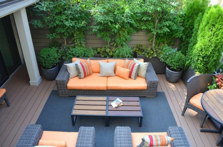 espacio jardin macetas ratan mobiliario naranja